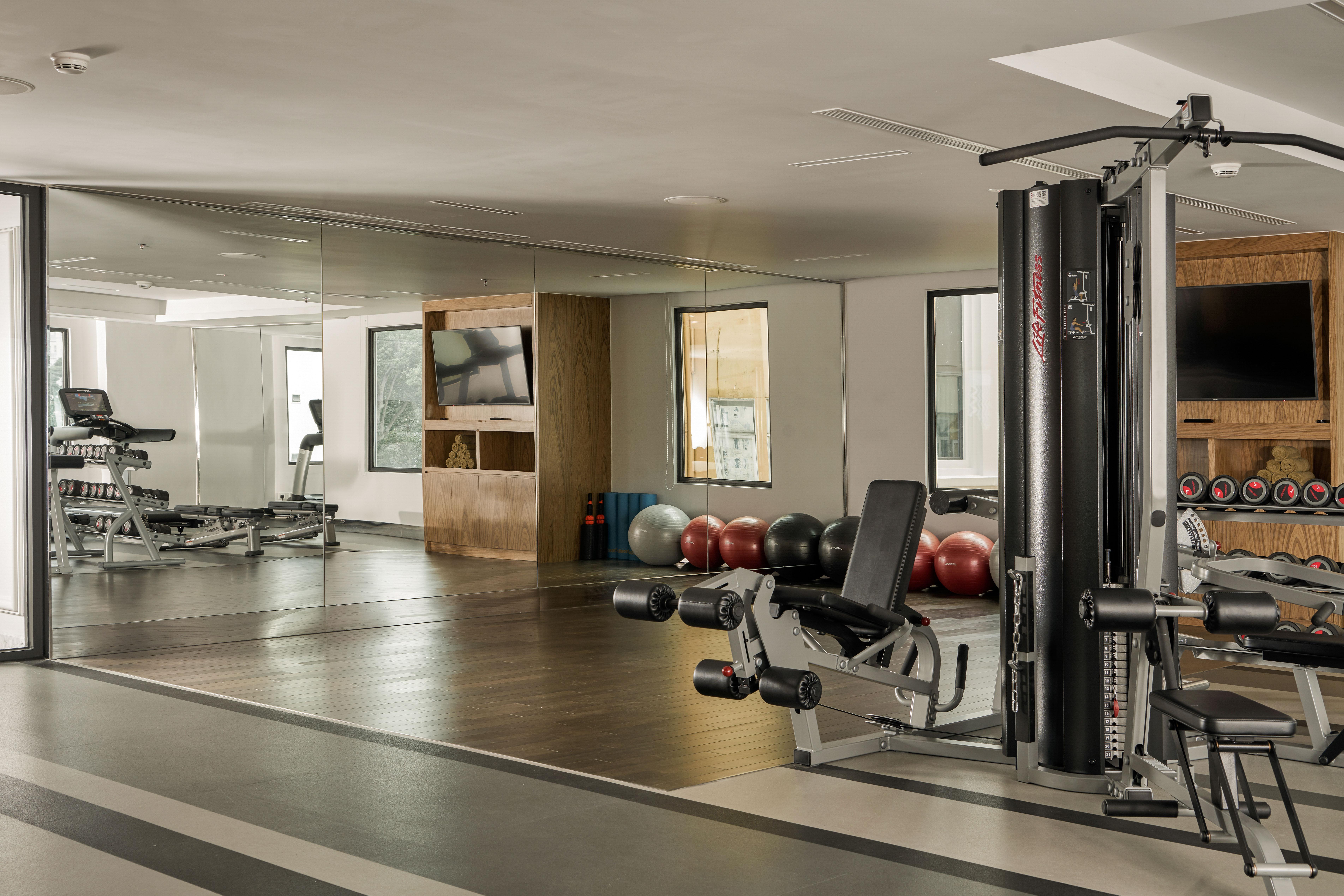 Mai House Saigon Hotel Ho Si Minh-város Kültér fotó The gym at The Standard East Village