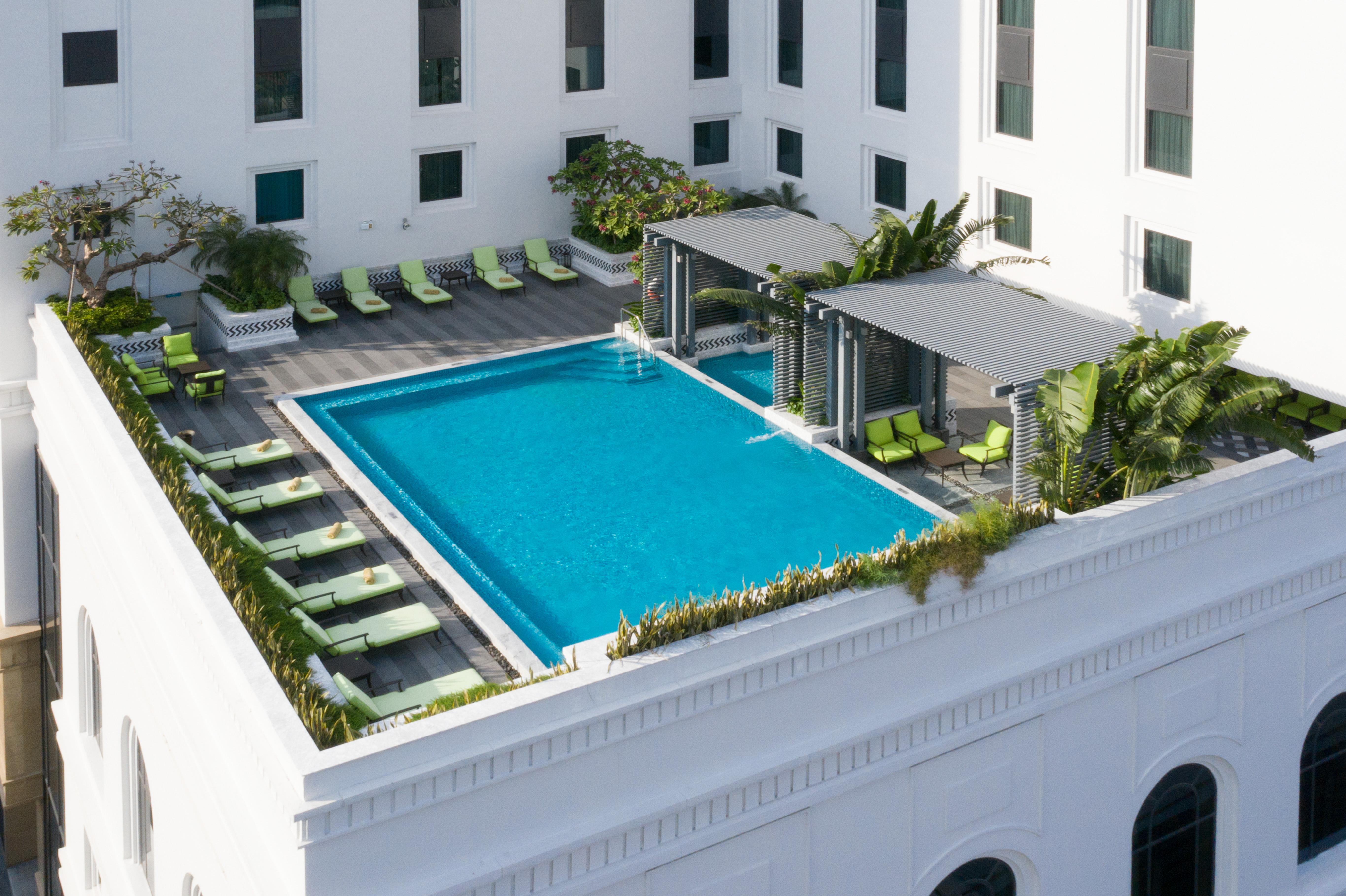 Mai House Saigon Hotel Ho Si Minh-város Kültér fotó The hotel's rooftop pool