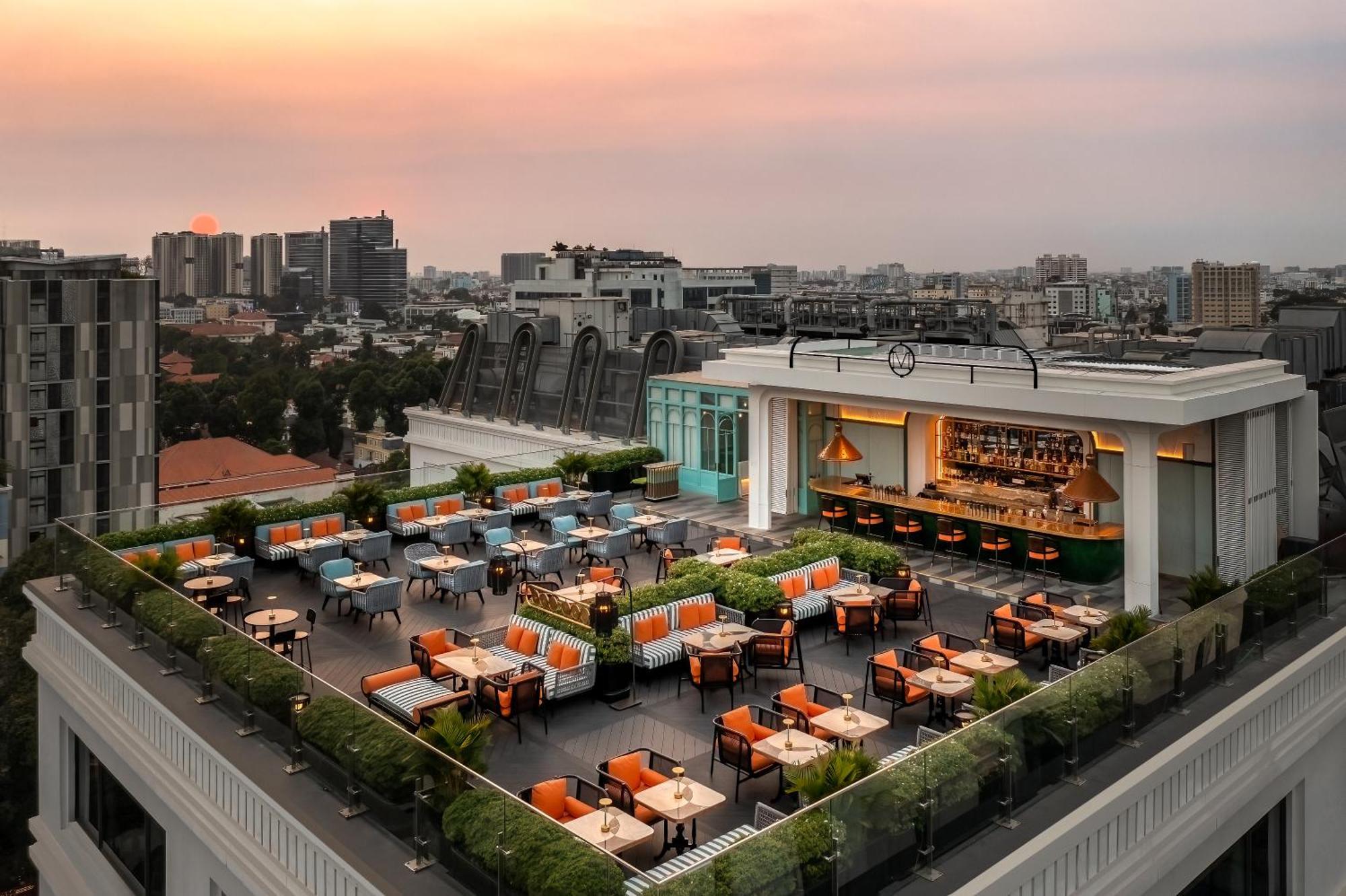 Mai House Saigon Hotel Ho Si Minh-város Kültér fotó The rooftop bar at the hotel