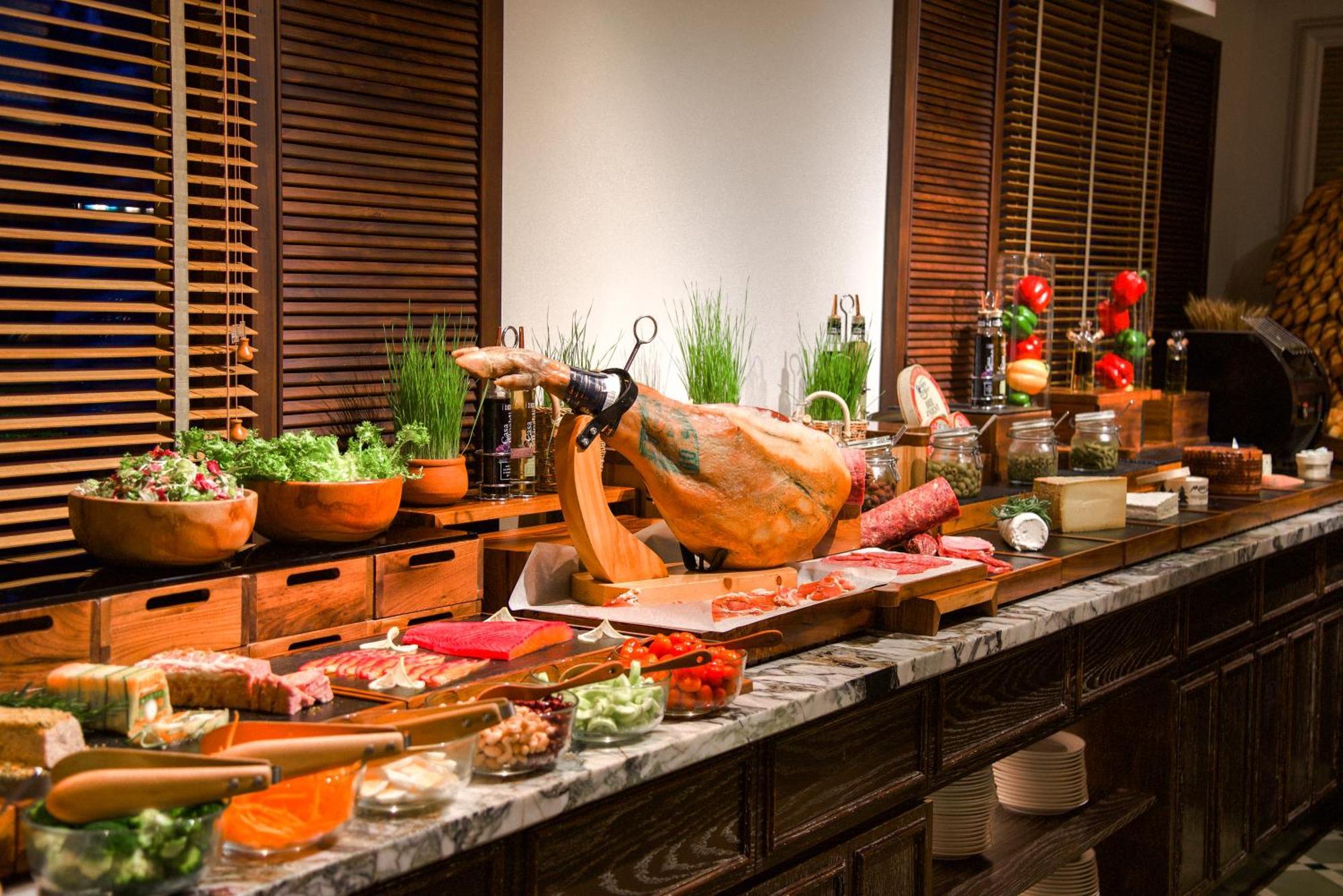 Mai House Saigon Hotel Ho Si Minh-város Kültér fotó A jamón ibérico bar