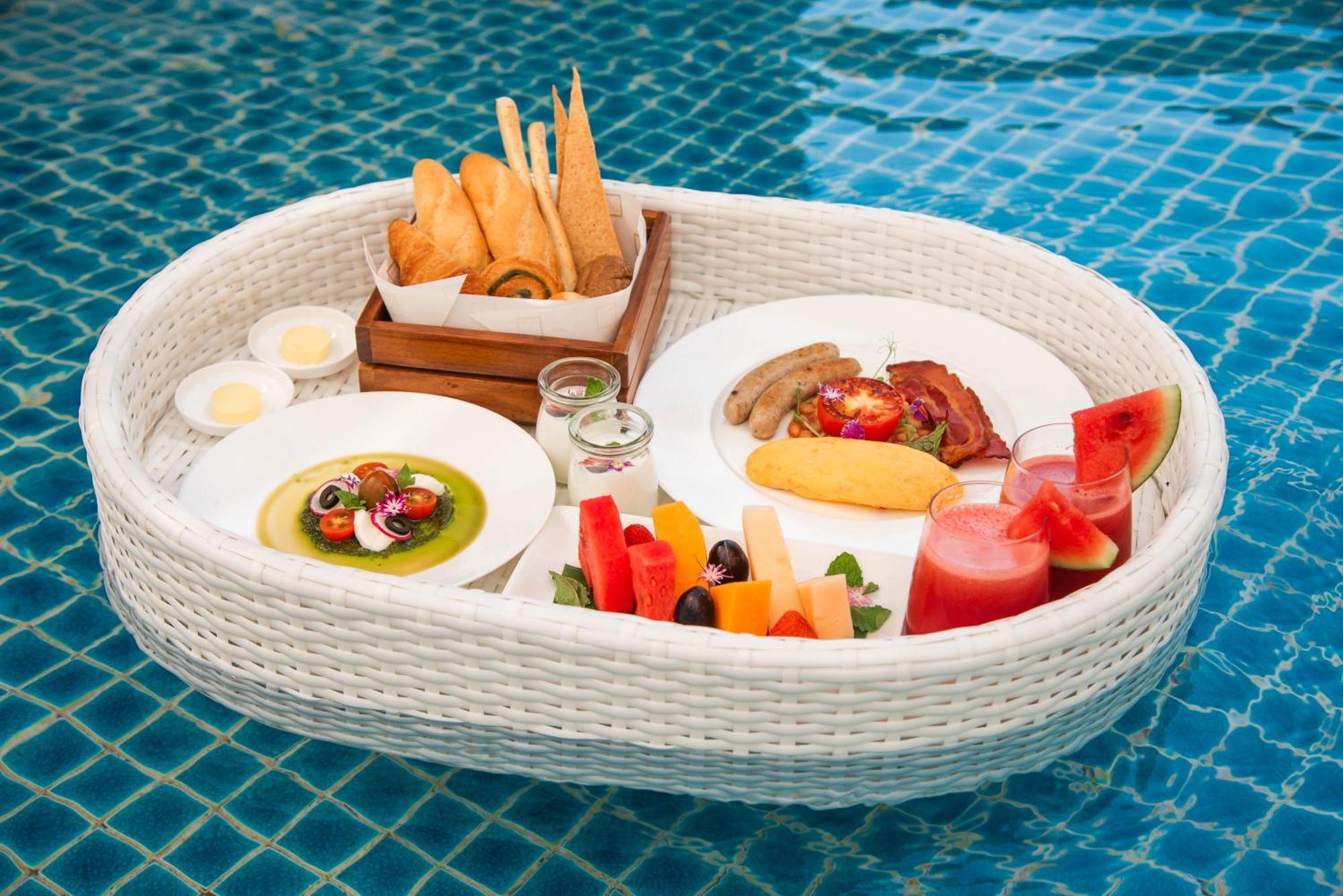 Mai House Saigon Hotel Ho Si Minh-város Kültér fotó A floating breakfast at a resort in Bali, Indonesia