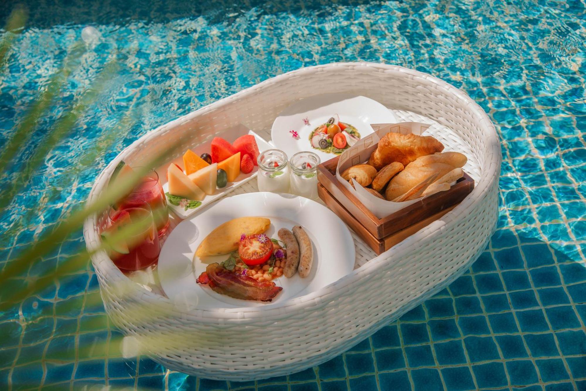 Mai House Saigon Hotel Ho Si Minh-város Kültér fotó A floating breakfast at a resort in Bali, Indonesia