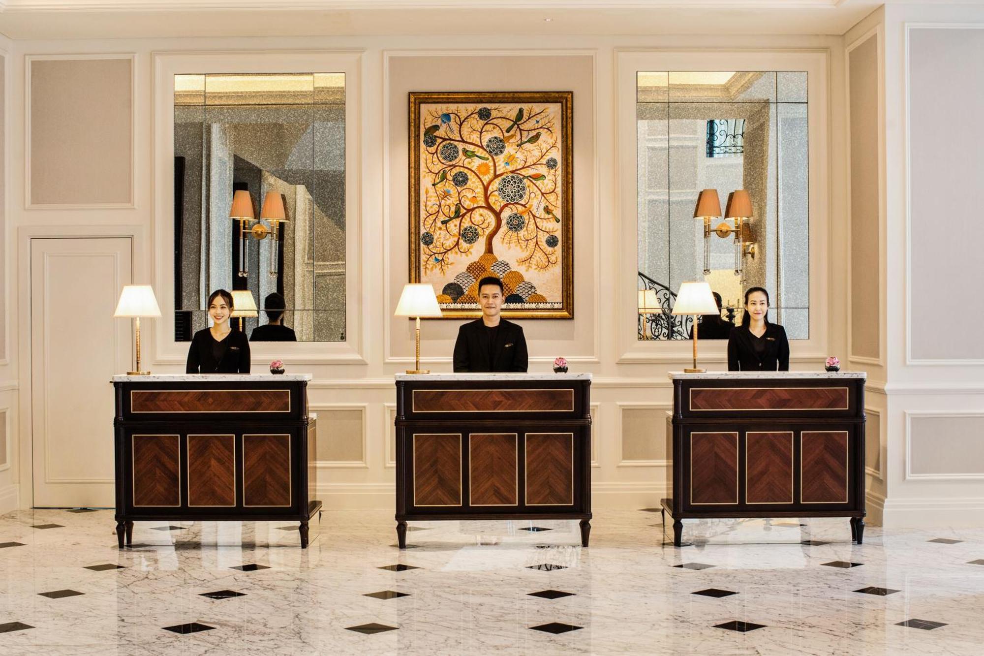 Mai House Saigon Hotel Ho Si Minh-város Kültér fotó Concierge desks at the Four Seasons Hotel, London
